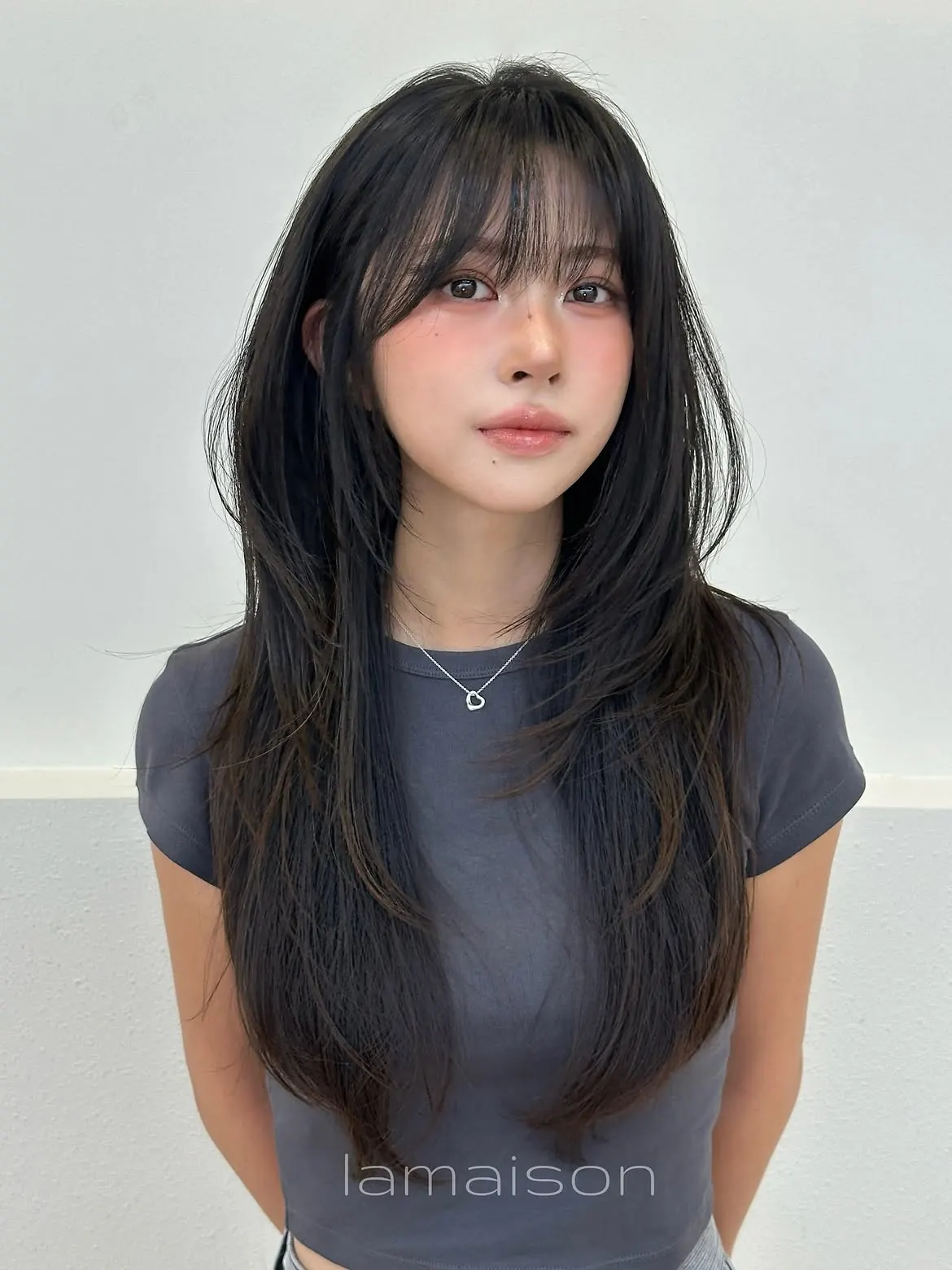 색감과 분위기로 포인트를 준 아이 메이크업